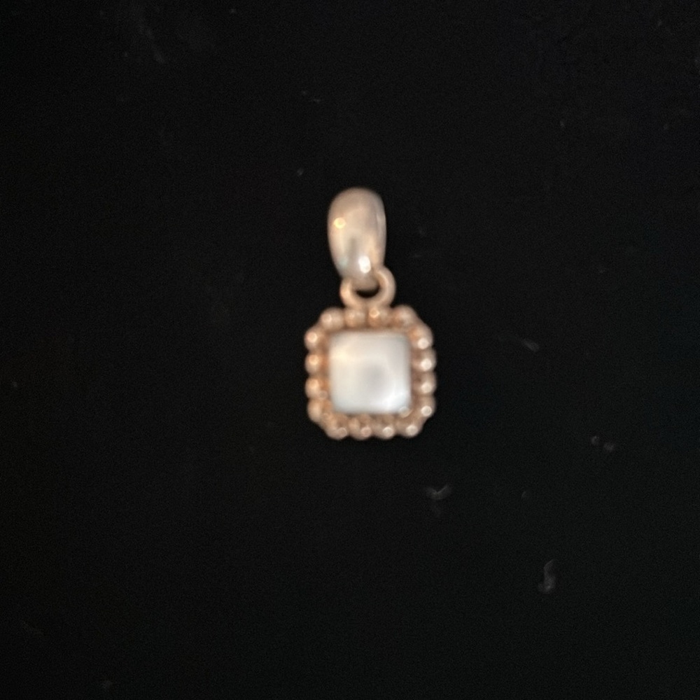 New vintage pendant, new never worn just used in shows for demonstration.